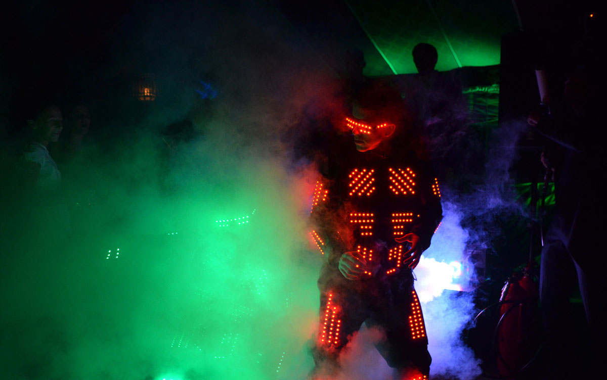 baile led libre freestyle luminoso madrid discoteca evento futurista tecnología españa