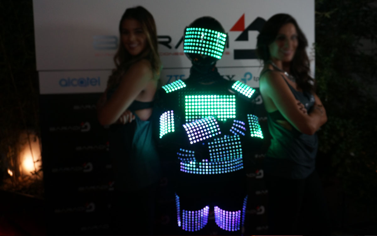 robot led inteligente pixelman pixelwoman smartled adressable light costume rgb display holograma luminoso madrid españa