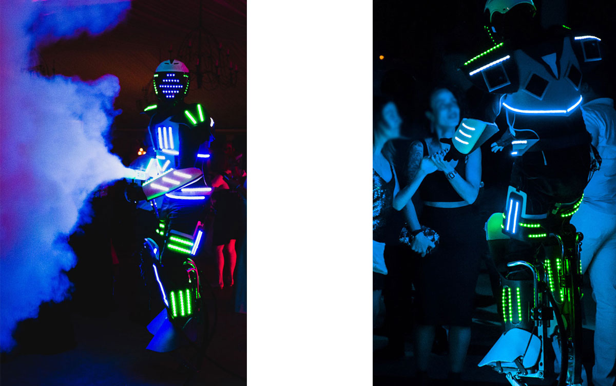 robot LED zancos zancudo performance animación salto acrobacia luminoso gigante luces madrid
