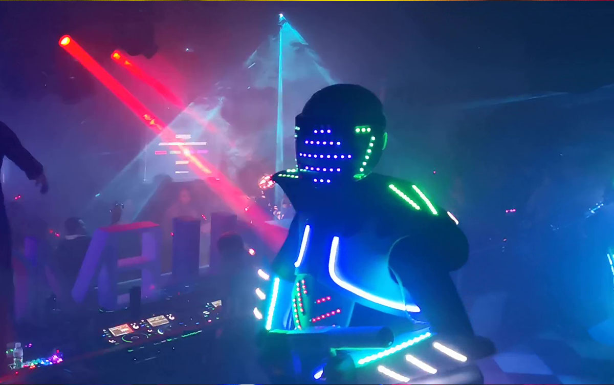 robot LED zancos zancudo performance animación salto acrobacia luminoso gigante luces madrid