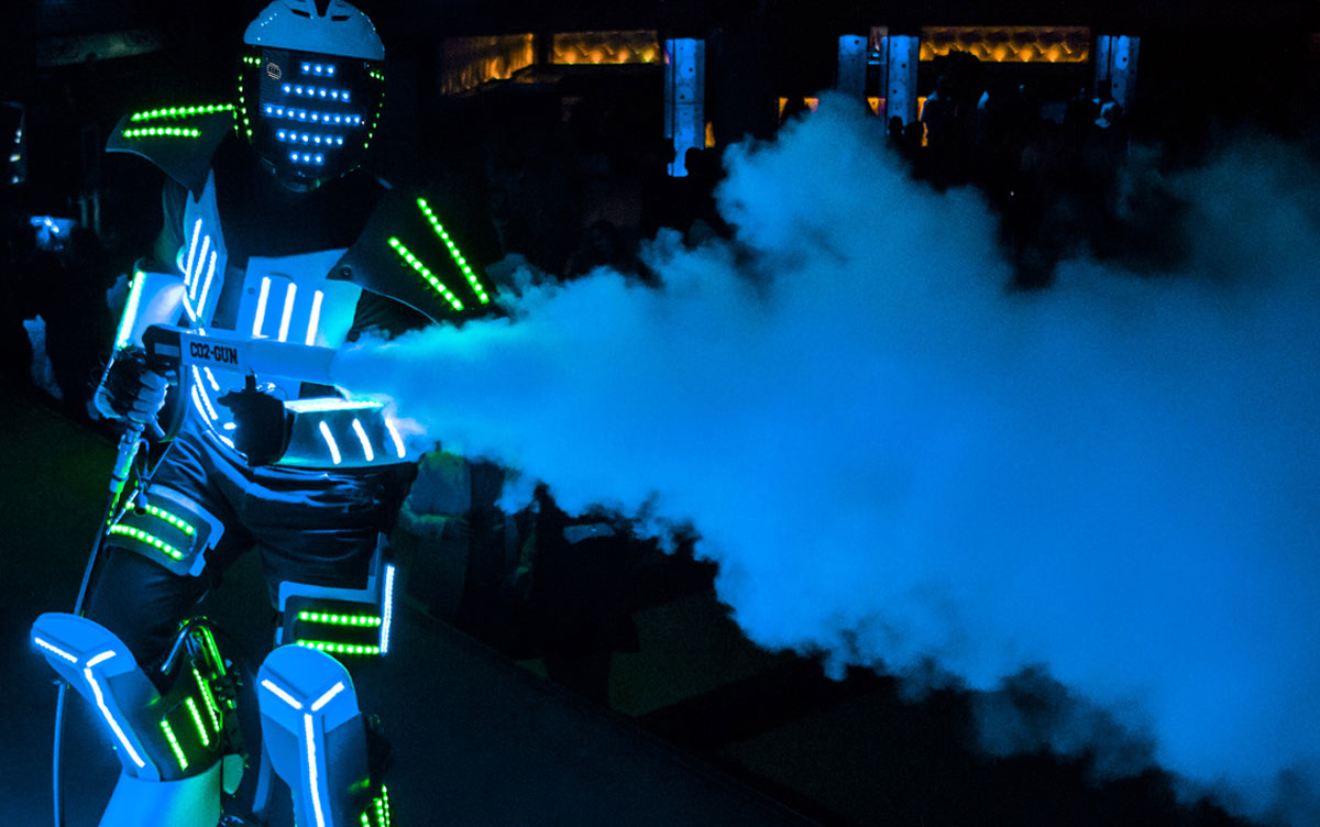 robot led zancos zancudo performance animación salto acrobacia luminoso gigante luces madrid